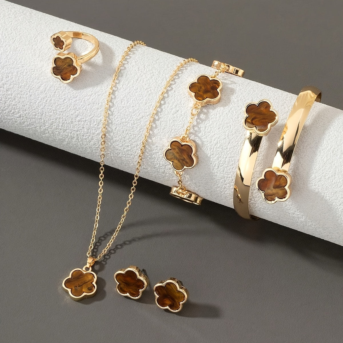 Lucky Flower Design Alloy Jewelry Set.