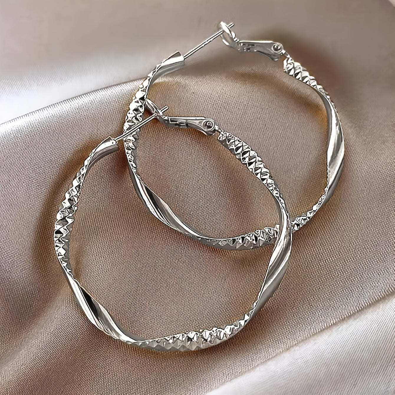 Delicate Silky Texture Design Women's Earrings.