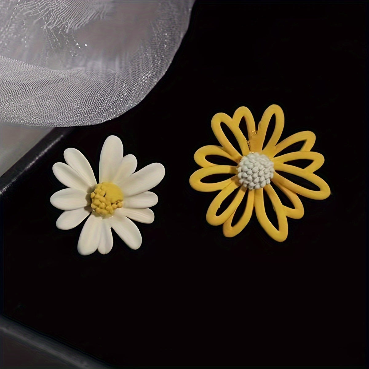 Charming Asymmetric Daisy Flower Stud Earrings.