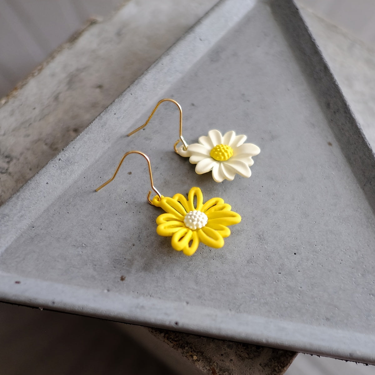 Charming Asymmetric Daisy Flower Stud Earrings.