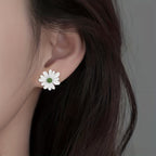 Charming Asymmetric Daisy Flower Stud Earrings.