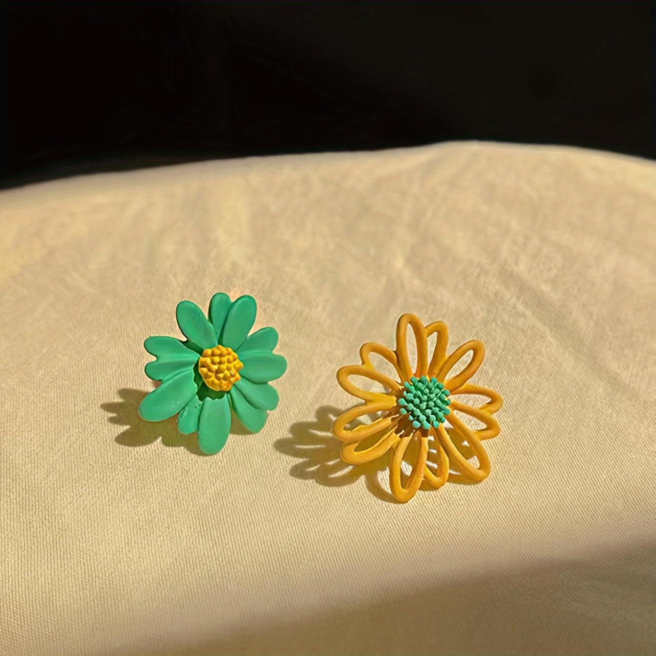 Charming Asymmetric Daisy Flower Stud Earrings.