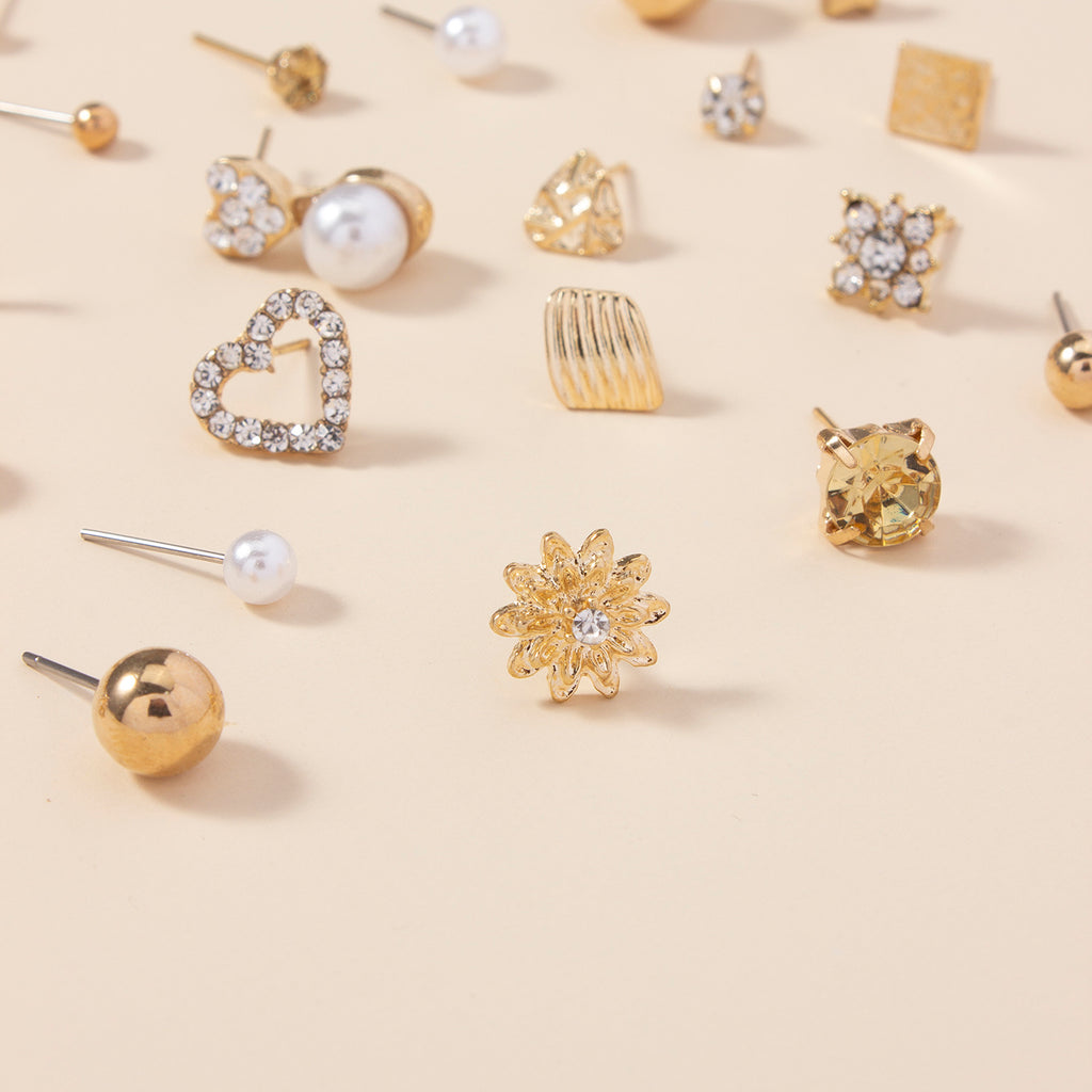 A Set of 30 Stylish Heart-Shaped Letter Stud Earrings