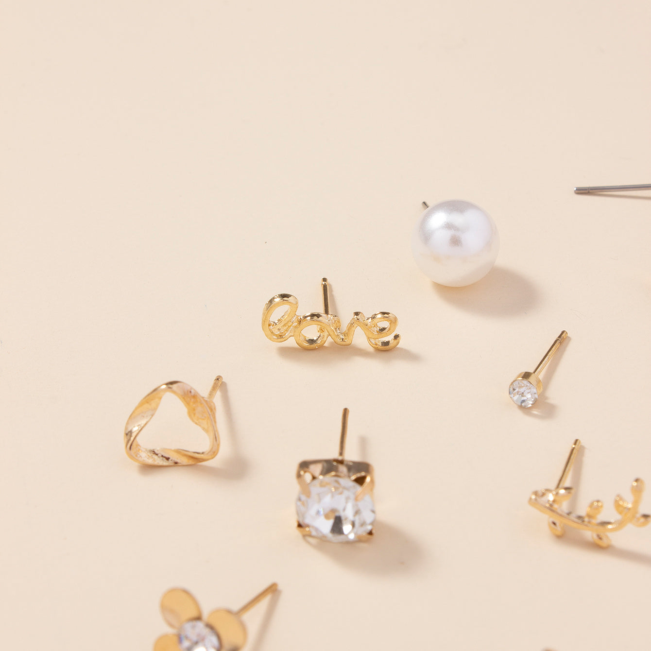 A Set of 30 Stylish Heart-Shaped Letter Stud Earrings