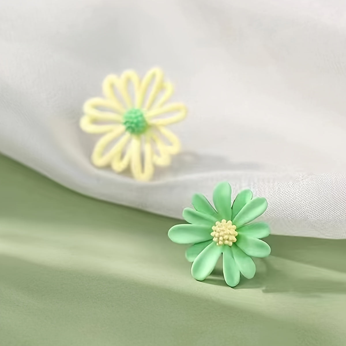 Charming Asymmetric Daisy Flower Stud Earrings.