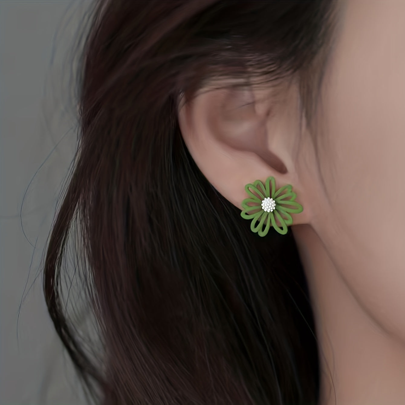 Charming Asymmetric Daisy Flower Stud Earrings.