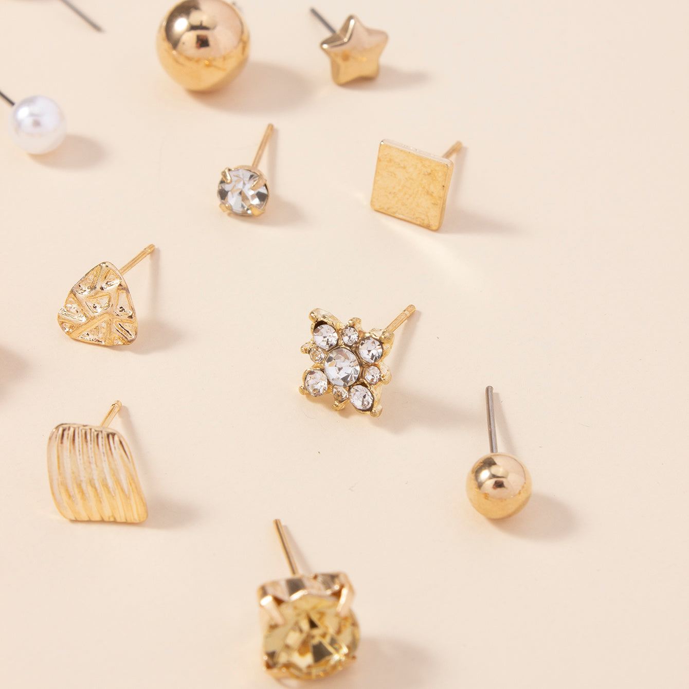 A Set of 30 Stylish Heart-Shaped Letter Stud Earrings