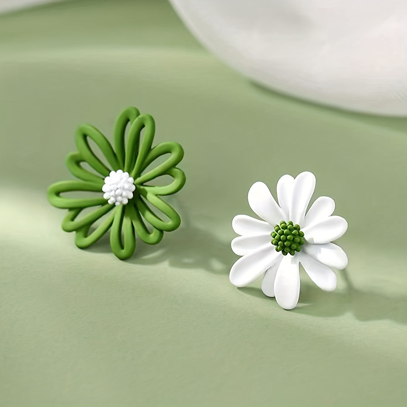 Charming Asymmetric Daisy Flower Stud Earrings.